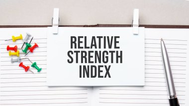 Ofis araçları ile günlük üzerindeki etiketlere görece metin kuvvet indeksi