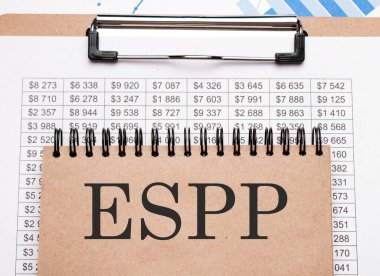 Çizelge ve numaralar üzerinde metin espp olan not defteri. İş konsepti.