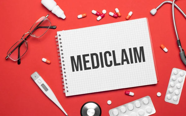 Надпись Mediclaim Блокноте Медицинскую Тему Рабочее Место Врача — стоковое фото