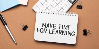 Not defterinde kalem, gözlük ve hesap makinesiyle öğrenmeye zaman ayır