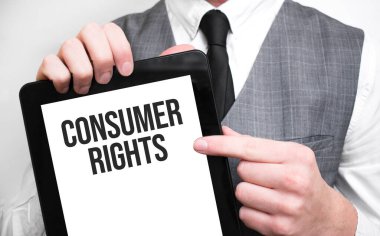 İşadamı, işyeri tüketici haklarında ayakta duran tablet üzerinde iş kavramı gösteriyor