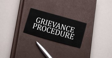 Kahverengi not defterindeki siyah çıkartmaya 