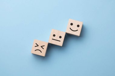 Müşteri, mavi arkaplanda mutlu bir simge, müşteri memnuniyeti anketi konsepti, kopyalama alanı.