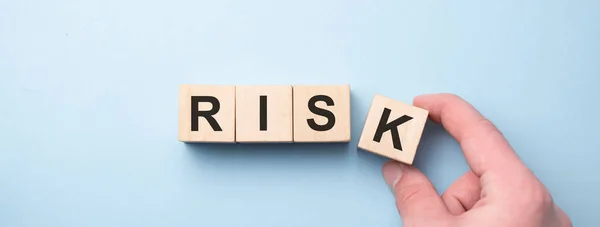 Kéz Tartsa Fából Készült Kockák Kockázati Szó Kockázatkezelési Koncepció — Stock Fotó