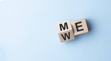 Benimle ahşap küp veya biz mavi arkaplan, kopyalama alanı.