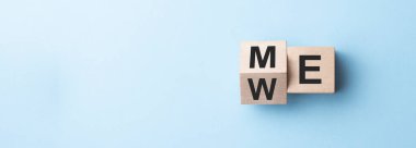 Benimle ahşap küp veya biz mavi arkaplan, kopyalama alanı.