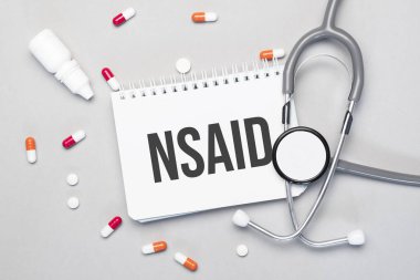 Defterde steteskop, hap ve gözlüğün yanındaki metin var..