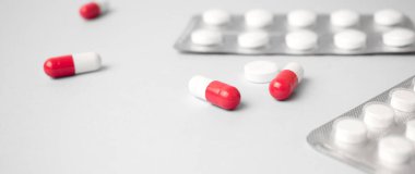 Mavi arkaplan üzerinde antibiyotikler çift renk kapsülleri.