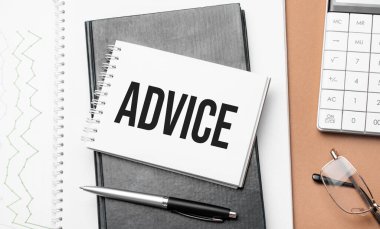 Not defteriyle ilgili tavsiye ve kahverengi arka planla ilgili çeşitli iş kağıtları. Kahverengi gözlükler ve not defteriyle büyüteç.