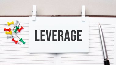 Ofis araçlarıyla günlükteki çıkartmalara metin kozu