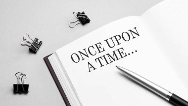 Finans ve ekonomi kavramı. Beyaz bir arkaplanda büyüteç, metnin içinde bir kez Time UPON olarak yazılır