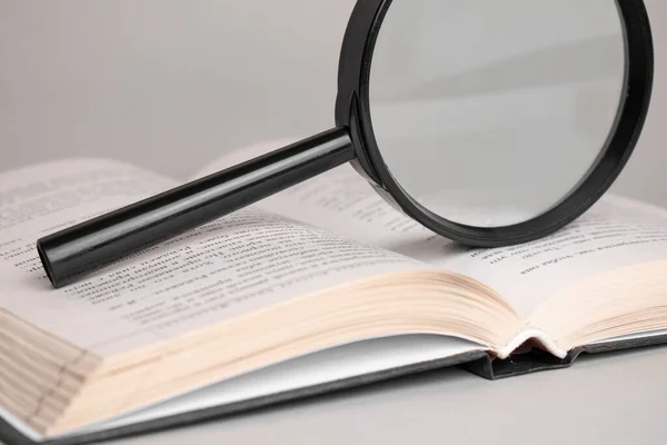 Loupe Verre Sur Vieux Livre Ouvert Pour Recherche Lecture Concept — Photo