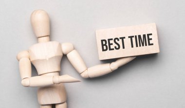 Tahta adam beyaz tahtaya eliyle en iyi zamanı, konsepti ile gösterir.