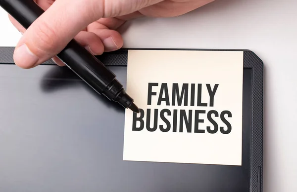Witte Sticker Monitor Het Kantoor Met Tekst Family Business Hand — Stockfoto