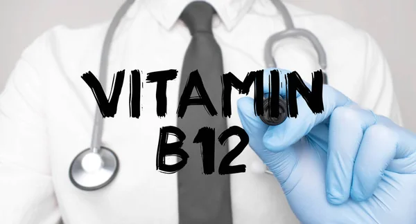Concepto Medicina Doctor Escribe Palabra Vitamina B12 Imagen Una Mano —  Fotos de Stock