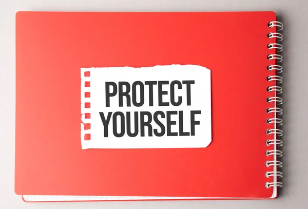 Слово Защита Себя Рваной Бумаге Красном Блокноте — стоковое фото