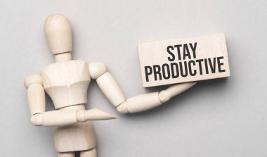 Tahta adam beyaz tahtaya eliyle yazı ile görünür üretken kalır, konsept...