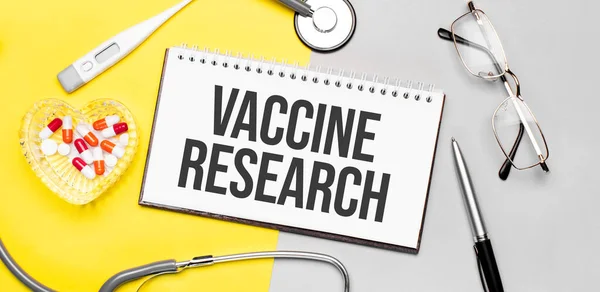 Výzkum Textové Vakcíny Notebooku Stetoskopem Brýlemi Perem Teploměrem Červenými Pilulkami — Stock fotografie
