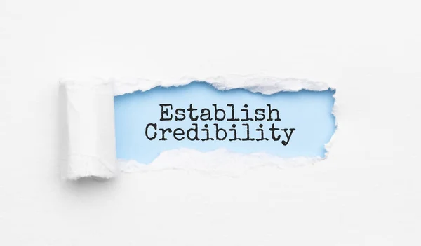 Текст Establish Credibility Являється Рваним Жовтим Папером — стокове фото