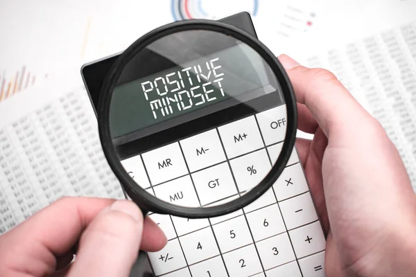 Słowo Pozytywne Myślenie Jest Zapisane Kalkulatorze Biznes Trzyma Kalkulator Ręku — Zdjęcie stockowe