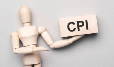 Tahta adam beyaz tahtaya eliyle metin Cpi, konsept ile görünür.