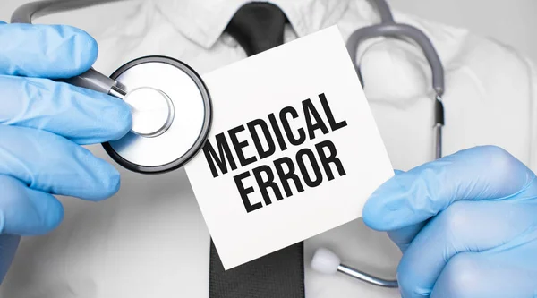 Врач Держит Стетоскоп Бумажный Лист Текстом Medical Error Медицинская Концепция — стоковое фото