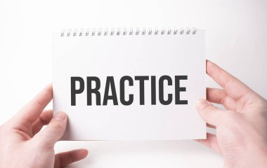 Beyaz kart kağıdına bir adamın elinde yazılı kelime alıştırması yap. Beyaz kağıtta siyah harfler. İş konsepti.