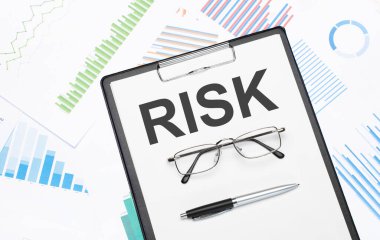 Risk işareti. Çizelge, kağıt, kalem ve gözlüklü kavramsal arkaplan