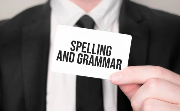 Affärsman Med Kort Med Text Stavning Och Grammatik — Stockfoto