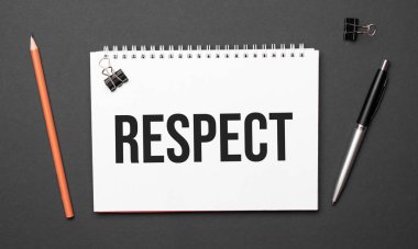 Ofis deri masa, beyaz not defteri ve mesaj saygısı. Kopyalama alanı olan üst görünüm