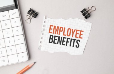 İş konsepti. Not defteri beyaz arka planda notlar, hesap makinesi, gözlük, kalem, kalem ve kalem için beyaz kağıttan yararlanma sayfası