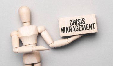 Tahta adam yazı krizi yönetimi ve konsept ile beyaz tahtaya bir elle görünür.