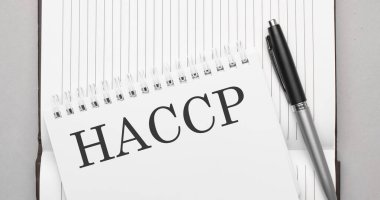 Not defteri ve kalem üzerindeki metni hackleyen kelimeler