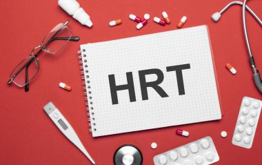 Tıbbi temalı bir defterin üzerindeki hrt tıbbi malzemeleri. Doktorun işyeri..