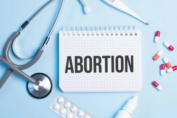 Parola Aborto Bordo Scritta Blocco Note Bianco Sfondo Blu Vicino — Foto Stock