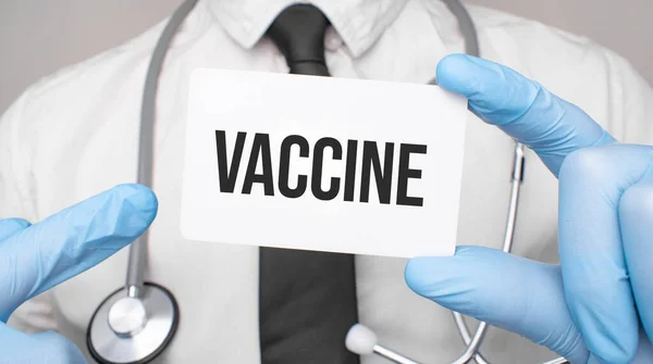 Lekarz Posiadający Kartę Vaccine Koncepcja Medyczna — Zdjęcie stockowe