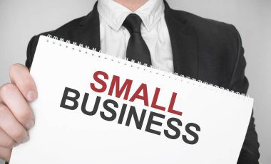 İş adamı elinde küçük bir iş kartı tutuyor.