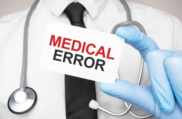 Médico Sosteniendo Una Tarjeta Con Texto Error Médico Concepto Médico — Foto de Stock