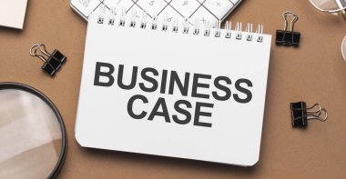 Not defterinde kalem, gözlük ve hesap makinesiyle iş çantası