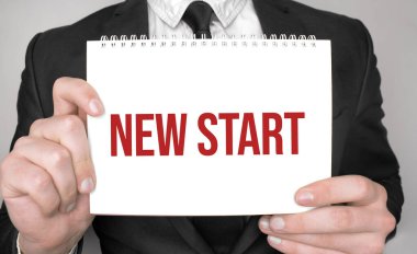 İş adamı elinde metni yeni başlayan bir not defteri tutuyor