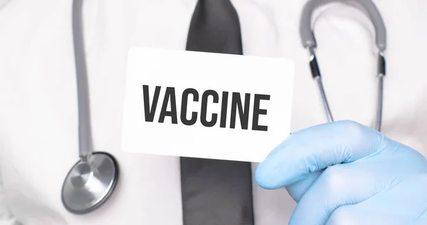 Lekarz Posiadający Kartę Tekstem Vaccine Koncepcja Medyczna — Zdjęcie stockowe