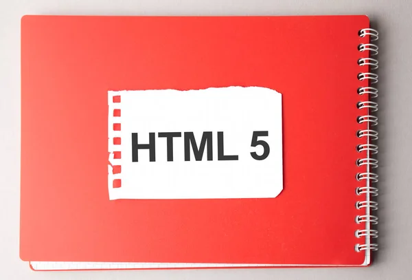 红色笔记本撕破纸上的Html — 图库照片