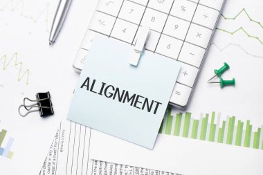 Metin hizalaması. Kağıt deftere yazılmış kelimeler. İş yeri. İş konsepti.