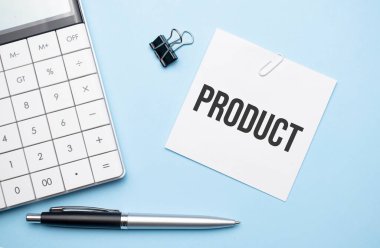 Mavi arkaplanda, gözlük, hesap makinesi, kahve, büyüteç, kalem ve defter ile metin çarpımı