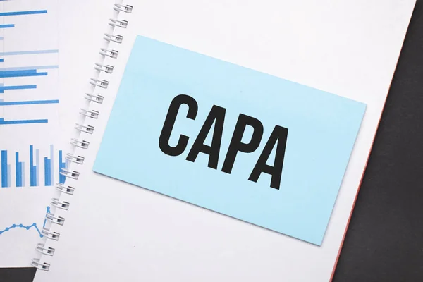 Pappersplatta Med Text Capa Diagram Anteckningsblock Och Blå Bakgrund — Stockfoto