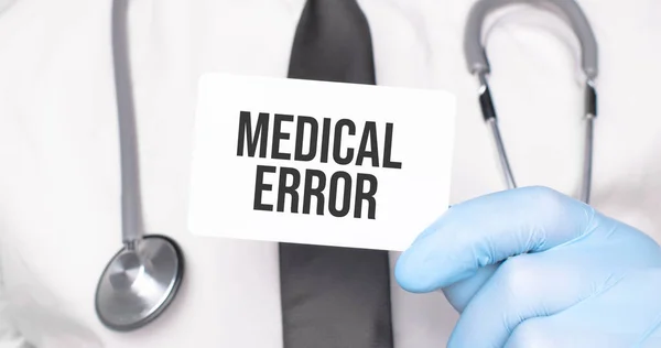 Médico Sosteniendo Una Tarjeta Con Texto Error Médico Concepto Médico — Foto de Stock