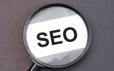 Büyüteçle kağıt üzerine kelime.