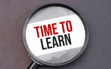 Sözcüğü büyütme merceğiyle kağıt üzerinde öğrenme zamanı.