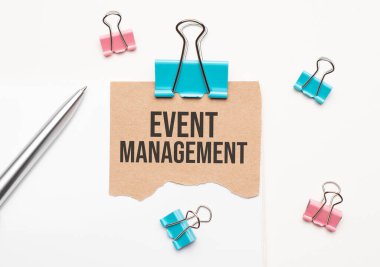 İş ve finans kavramı. Beyaz arkaplanda bir defter, bir kalem, mandallar ve karton üzerinde 