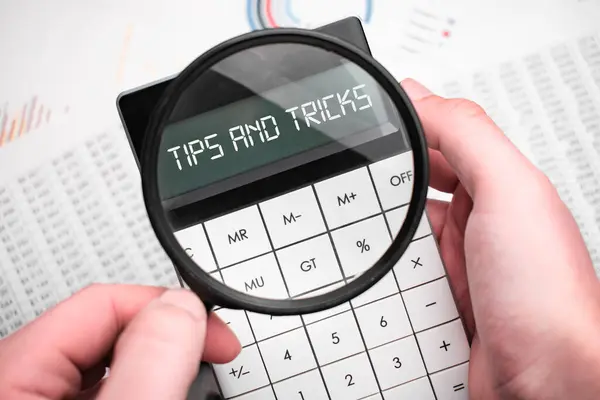 Ordet Tips Och Tricks Skrivs Räknaren Affärsman Som Håller Miniräknare — Stockfoto